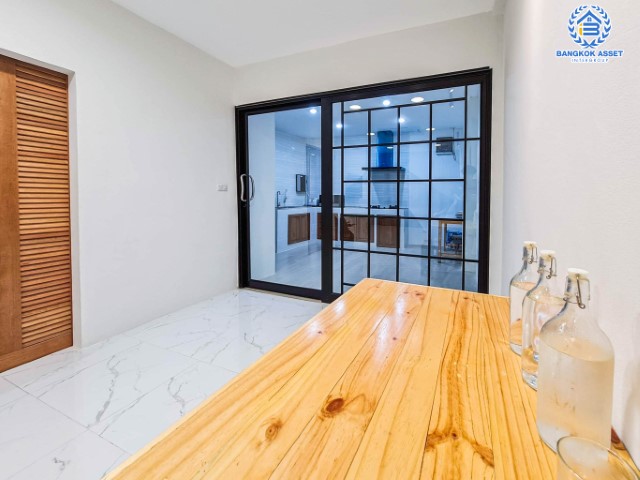 *****ทาวน์เฮ้าส์มือสองที่คุ้มที่สุด! ม.พิบูลย์ บางซื่อ เนื้อที่ 20 ตร.ว. ฟังก์ชัน 4 ห้องนอน 3 ห้องน้ำ สภาพสวย เดินระบบน้ำ-ไฟใหม่ พร้อมเฟอร์นิเจอร์! ทำเลดีใกล้เมือง! เชื่อมต่อรถไฟฟ้าสายสีม่วง "สถานีแยกติวานนท์" เข้า-ออกได้หลายทางทั้ง ถนนพิบูลย์สงคราม, ถนนวงศ์สว่าง และจุดขึ้นทางด่วน "ศรีรัช-วงแหวนรอบนอก"